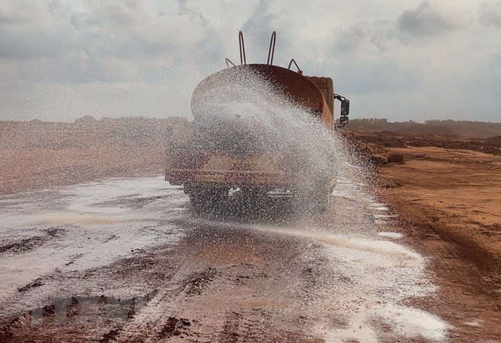 The contractors are required to strengthen watering at the construction site of Long Thanh International Airport to reduce dust infiltration. (Photo: VNA) The contractors are required to strengthen watering at the construction site of Long Thanh International Airport to reduce dust infiltration. (Photo: VNA)
