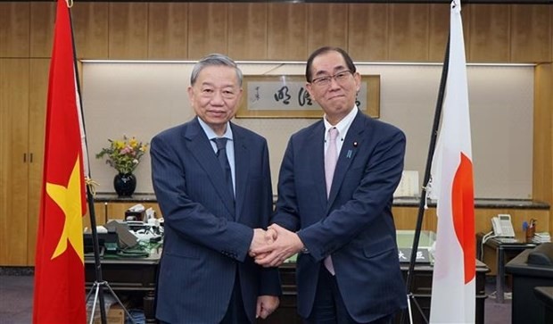 Minister of Public Security Gen. To Lam (L) and Japanese Minister for Internal Affairs and Communications Matsumoto Takeaki at their meeting in Tokyo on April 4 (Photo: VNA)