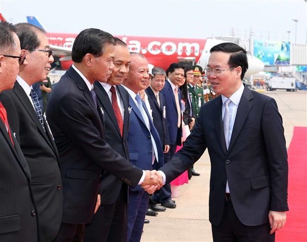 Lao officials see off President Vo Van Thuong at Wattay International Airport in Vientiane on April 11 afternoon. (Photo: VNA) Lao officials see off President Vo Van Thuong at Wattay International Airport in Vientiane on April 11 afternoon. (Photo: VNA)