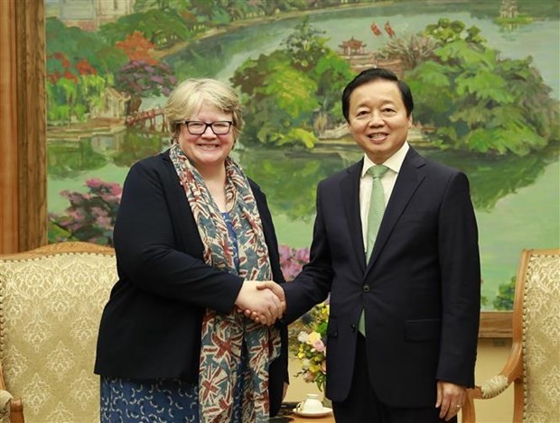 Deputy Prime Minister Tran Hong Ha (R) and British Secretary of State for Environment, Food and Rural Affairs Therese Coffey at their meeting in Hanoi on April 12 (Photo: VNA) Deputy Prime Minister Tran Hong Ha (R) and British Secretary of State for Environment, Food and Rural Affairs Therese Coffey at their meeting in Hanoi on April 12 (Photo: VNA)