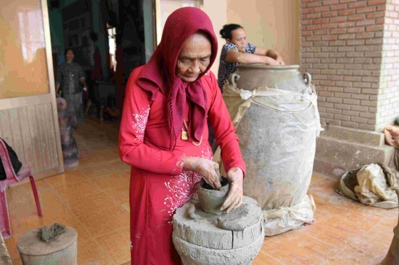 The art of pottery making of Cham ethnic people was inscribed in the list of intangible cultural heritages in need of urgent safeguarding by UNESCO on November 29, 2022.