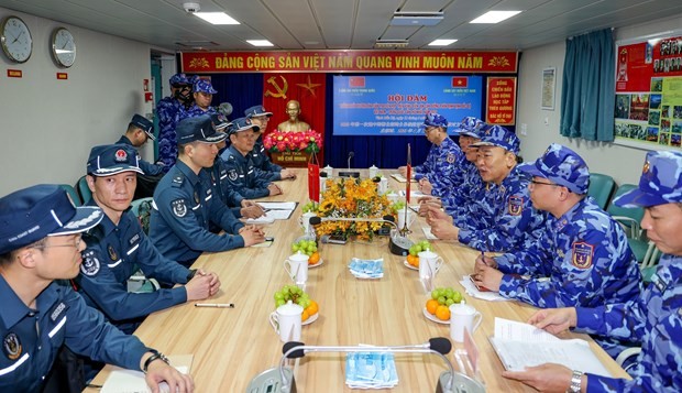 The coast guard forces of Vietnam and China hold talks on Vietnam's Coast Guard Vessel 8004 during the joint patrol. (Source: VNA) The coast guard forces of Vietnam and China hold talks on Vietnam's Coast Guard Vessel 8004 during the joint patrol. (Source: VNA)
