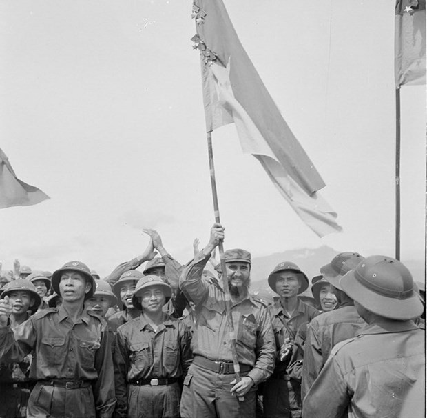 Fidel Castro, then First Secretary of the Communist Party of Cuba's Central Committee and Prime Minister of Cuba, holds the flag of the Khe Sanh Corps of the Tri Thien - Hue liberation troops when visiting Quang Tri Province on September 15, 1973. (Photo: VNA) Fidel Castro, then First Secretary of the Communist Party of Cuba's Central Committee and Prime Minister of Cuba, holds the flag of the Khe Sanh Corps of the Tri Thien - Hue liberation troops when visiting Quang Tri Province on September 15, 1973. (Photo: VNA)