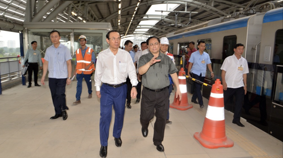 Prime Minister Pham Minh Chinh discusses with Secretary of the Ho Chi Minh City Party Committee Nguyen Van Nen at a station of the Ben Thanh-Suoi Tien metro line on the afternoon of April 15. (Photo: Cao Thang) Prime Minister Pham Minh Chinh discusses with Secretary of the Ho Chi Minh City Party Committee Nguyen Van Nen at a station of the Ben Thanh-Suoi Tien metro line on the afternoon of April 15. (Photo: Cao Thang)