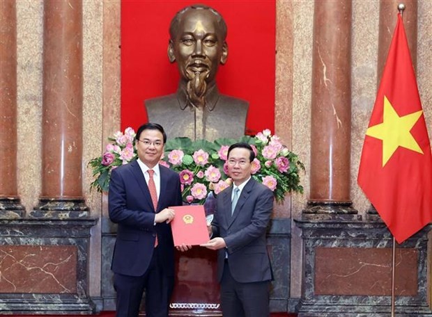 President Vo Van Thuong (R) hands over a decision appointing Deputy Foreign Minister Pham Quang Hieu as Vietnamese Ambassador to Japan and the Republic of Marshall Islands. (Photo: VNA)