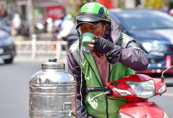 Hot weather affects people who work outside. (Photo: Quan Tran)