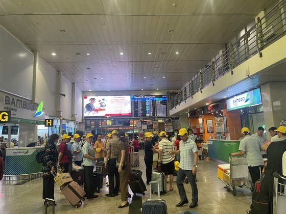 Passengers at Tan Son Nhat International Airport Passengers at Tan Son Nhat International Airport