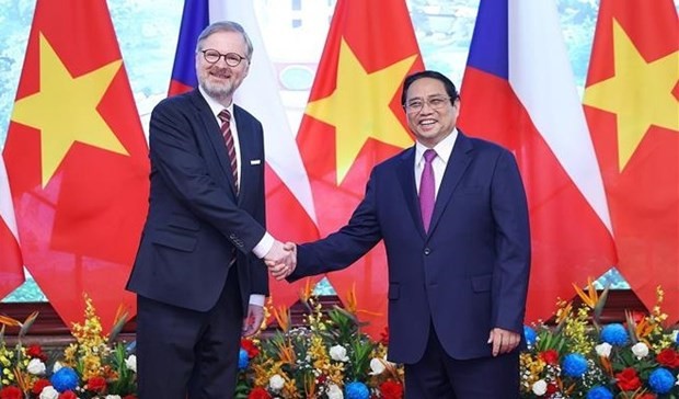 Prime Minister Pham Minh Chinh (R) welcomes Prime Minister Petr Fiala. (Photo: VNA) Prime Minister Pham Minh Chinh (R) welcomes Prime Minister Petr Fiala. (Photo: VNA)