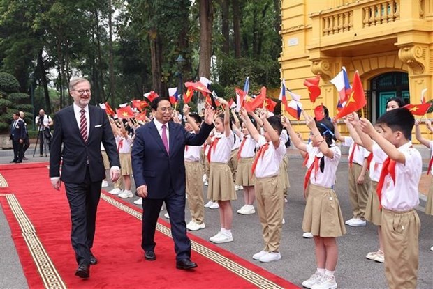 Hanoi children welcome PM Petr Fiala. (Photo: VNA) Hanoi children welcome PM Petr Fiala. (Photo: VNA)