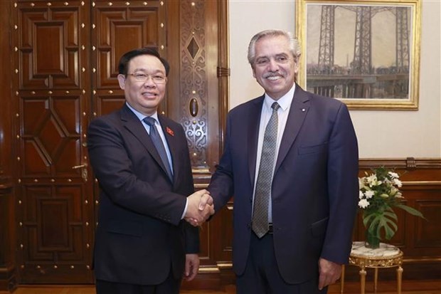 National Assembly Chairman Vuong Dinh Hue (L) is welcomed by Argentinean President Alberto Angel Fernandez (Photo: VNA) National Assembly Chairman Vuong Dinh Hue (L) is welcomed by Argentinean President Alberto Angel Fernandez (Photo: VNA)