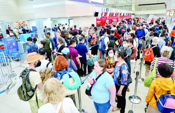 The numerous passengers are recorded at Noi Bai International Airport.