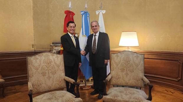 Deputy Minister of Foreign Affairs Ha Kim Ngoc (L) and Acting Minister of Foreign Affairs, International Trade and Worship of Argentina Pablo A. Tettamanti (Photo: VNA) Deputy Minister of Foreign Affairs Ha Kim Ngoc (L) and Acting Minister of Foreign Affairs, International Trade and Worship of Argentina Pablo A. Tettamanti (Photo: VNA)