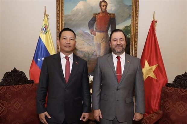 Vietnamese Ambassador to Venezuela Vu Trung My (L) and Venezuelan Foreign Minister Yván Gil Pinto.