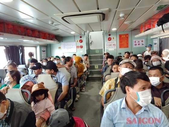 Visitors depart to Ly Son Island. (Photo: Nguyen Trang)