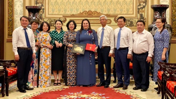 The delegates pose a photo at the meeting. (Photo: Thanh Hang)