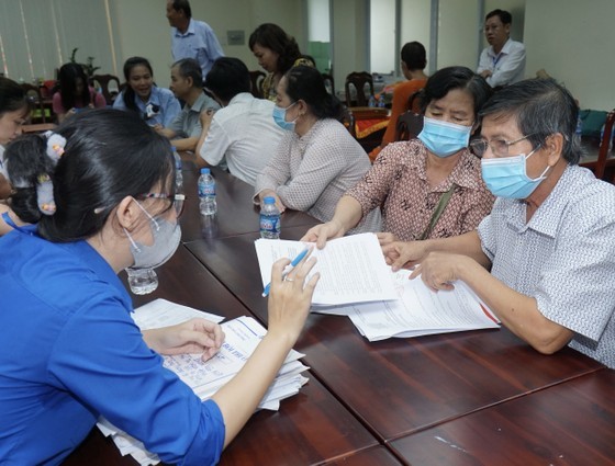 Residents do procedures to receive compensation for site clearance of Ring Road No.3 project. (Photo: Hoang Hung) Residents do procedures to receive compensation for site clearance of Ring Road No.3 project. (Photo: Hoang Hung)