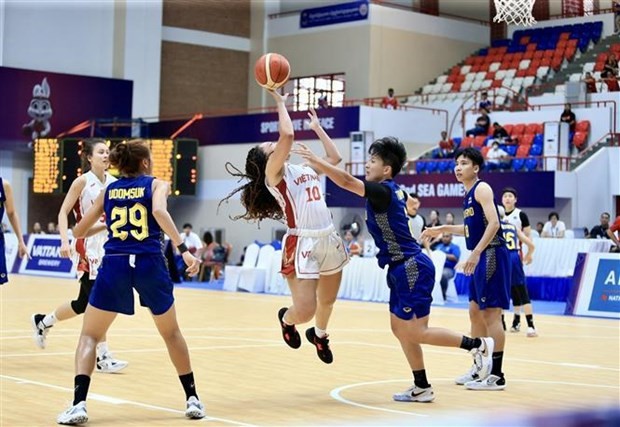 Vietnamese basketball player scores in the game against Thai team. (Photo:VNA)