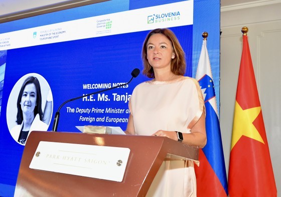 Deputy Prime Minister and Foreign Minister of the Republic of Slovenia Tanja Fajon speaks at the Slovenia - Vietnam business forum. (Photo: Viet Dung)