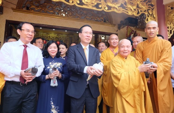 The delegates performed a dove release ceremony at Minh Dao Pagoda in District 3. (Photo: Thu Huong)