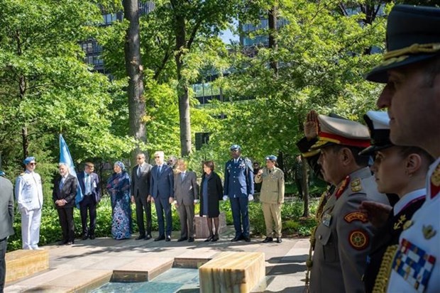 UN Secretariat officials lay flowers in memory of servicemen who died on duty under the UN flag. (Photo: VNA) UN Secretariat officials lay flowers in memory of servicemen who died on duty under the UN flag. (Photo: VNA)