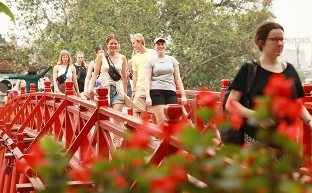 Tourists visit The Huc bridge, Ngoc Son temple in Hanoi (Photo: VNA) Tourists visit The Huc bridge, Ngoc Son temple in Hanoi (Photo: VNA)