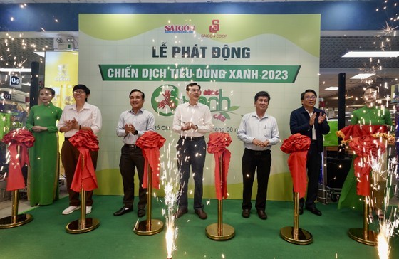 Representatives of the Department of Industry and Trade, SGGP Newspaper and Saigon Co.op cut the ribbon to launch the fourth Green Consumption Campaign in 2023. (Photo: Hoang Hung) Representatives of the Department of Industry and Trade, SGGP Newspaper and Saigon Co.op cut the ribbon to launch the fourth Green Consumption Campaign in 2023. (Photo: Hoang Hung)