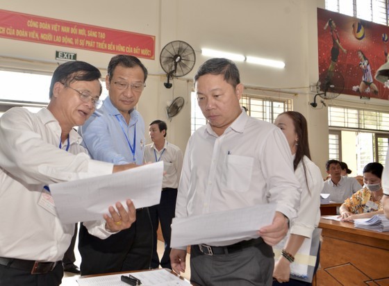 Vice Chairman of Ho Chi Minh City People&apos;s Committee Duong Anh Duc checks the organization of the 10th grade entrance exam at Can Thanh Secondary School and Binh Khanh Secondary School. (Photo: Cao Thang)