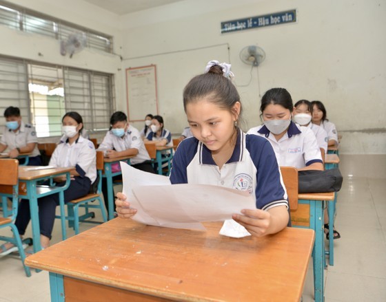 Candidates take an exam at Binh Khanh Secondary School in Binh Khanh Commune. (Photo: Cao Thang)