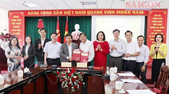 The Editorial Board of Sai Gon Giai Phong Newspaper and leaders of Lam Dong Province's Department of Information and Communications co-signed a cooperation program. The Editorial Board of Sai Gon Giai Phong Newspaper and leaders of Lam Dong Province's Department of Information and Communications co-signed a cooperation program.