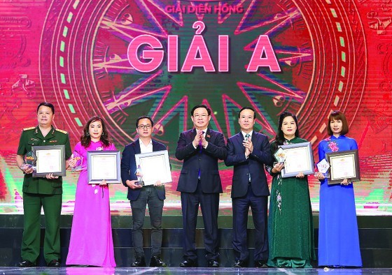 President Vo Van Thuong and President of the National Assembly Vuong Dinh Hue presented the prize A to the authors (Photo: Viet Chung) President Vo Van Thuong and President of the National Assembly Vuong Dinh Hue presented the prize A to the authors (Photo: Viet Chung)