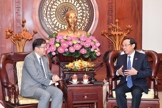 Secretary of the Ho Chi Minh City Party Committee Nguyen Van Nen (R) receives Malaysian Ambassador to Vietnam Dato Tan Yang Thai.(Photo: Viet Dung)