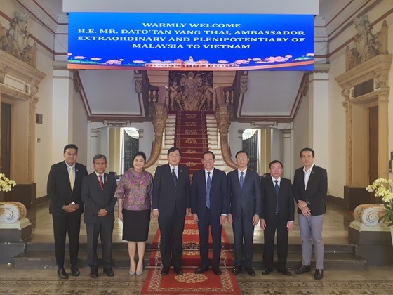 Chairman of the Municipal People’s Committee Phan Van Mai (fourth from right), Malaysian Ambassador to Vietnam Dato Tan Yang Thai (fifth from right) and delegates pose a photo together. (Photo: Thuy Vu) Chairman of the Municipal People’s Committee Phan Van Mai (fourth from right), Malaysian Ambassador to Vietnam Dato Tan Yang Thai (fifth from right) and delegates pose a photo together. (Photo: Thuy Vu)