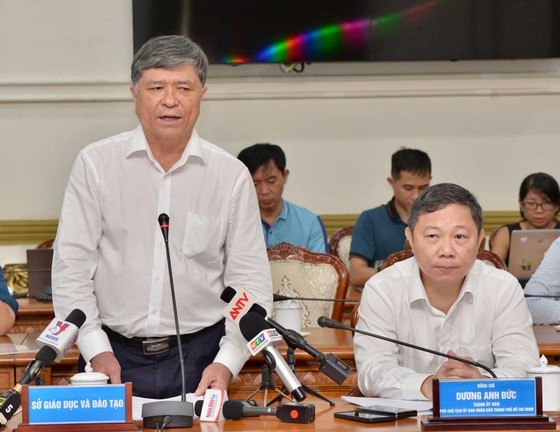 Director of Ho Chi Minh City Department of Education and Training Nguyen Van Hieu provides information at the meeting. (Photo: Cao Thang) Director of Ho Chi Minh City Department of Education and Training Nguyen Van Hieu provides information at the meeting. (Photo: Cao Thang)