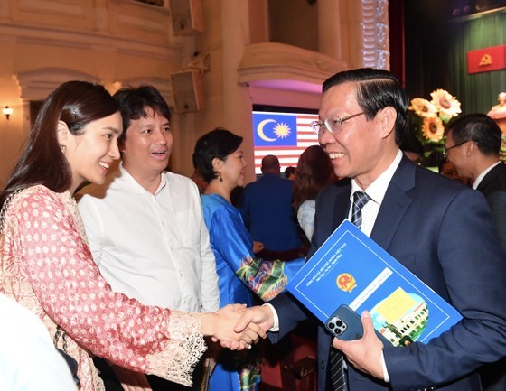 Chairman Phan Van Mai meets delegates at the ceremony. (Photo: Viet Dung) Chairman Phan Van Mai meets delegates at the ceremony. (Photo: Viet Dung)