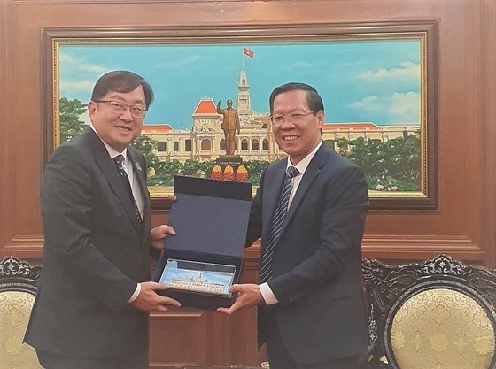Chairman of the Municipal People’s Committee Phan Van Mai presents souvenirs to Malaysian Ambassador to Vietnam Dato Tan Yang Thai. (Photo: Thuy Vu) Chairman of the Municipal People’s Committee Phan Van Mai presents souvenirs to Malaysian Ambassador to Vietnam Dato Tan Yang Thai. (Photo: Thuy Vu)
