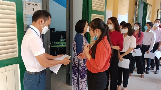Candidates participate in recruitment exam for public employees in educational sector. Candidates participate in recruitment exam for public employees in educational sector.