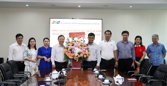 Vice Chairman of the Ho Chi Minh City People’s Committee Duong Anh Duc presents a flower basket to Ho Chi Minh City Television. Vice Chairman of the Ho Chi Minh City People’s Committee Duong Anh Duc presents a flower basket to Ho Chi Minh City Television.