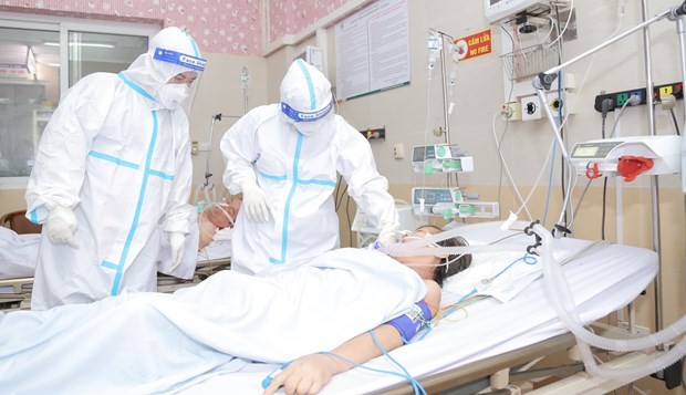 Treating Covid-19 patient (Photo: VNA)