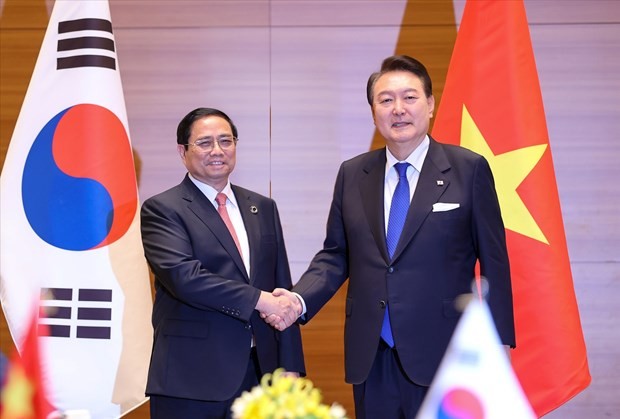 Vietnamese Prime Minister Pham Minh Chinh (L) meets with President Yoon Suk Yeol when the two leaders attend the expanded summit of the Group of Seven in Japan’s Hiroshima last month (Photo: VNA)