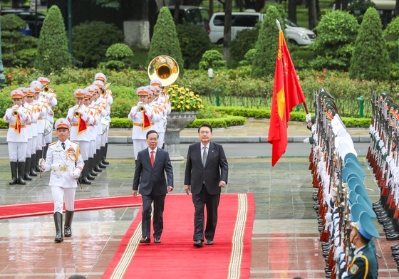 Vietnamese President Vo Van Thuong (R) and RoK President Yoon Suk Yeol review the guard of honor of the Vietnam People's Army at the welcoming ceremony. (Photo: Quang Phuc) Vietnamese President Vo Van Thuong (R) and RoK President Yoon Suk Yeol review the guard of honor of the Vietnam People's Army at the welcoming ceremony. (Photo: Quang Phuc)