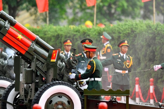 The Vietnam People's Army performs a 21-gun salute to welcome South Korean President Yoon Suk Yeol and senior Korean delegates. The Vietnam People's Army performs a 21-gun salute to welcome South Korean President Yoon Suk Yeol and senior Korean delegates.