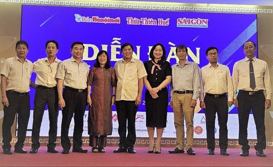 Representatives of Thua Thien Hue Newspaper, Ha Noi Moi (New Hanoi) Newspaper and Sai Gon Giai Phong Newspaper join the forum this morning. Representatives of Thua Thien Hue Newspaper, Ha Noi Moi (New Hanoi) Newspaper and Sai Gon Giai Phong Newspaper join the forum this morning.