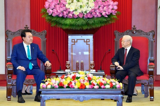 Party General Secretary Nguyen Phu Trong (R) and RoK President Yoon Suk Yeol (Photo: Viet Chung)