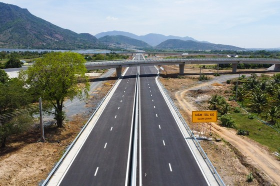 Cao Lanh – An Huu Expressway is the second horizontal axis expressway of the Mekong Delta region. Cao Lanh – An Huu Expressway is the second horizontal axis expressway of the Mekong Delta region.
