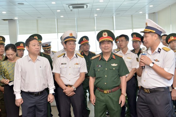 Leaders of Saigon Newport Corporation report to Senior Lieutenant General Le Huy Vinh and the inspection delegation. (Photo: Cao Thang)