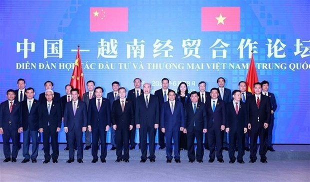 Prime Minister Pham Minh Chinh (fifth from right, first line) and other delegates at Vietnam - China Trade and Investment Cooperation Forum (Photo: VNA) Prime Minister Pham Minh Chinh (fifth from right, first line) and other delegates at Vietnam - China Trade and Investment Cooperation Forum (Photo: VNA)
