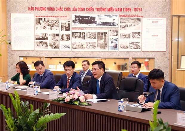 Minister of Industry and Trade Nguyen Hong Dien (front, second from right) speaks at the meeting in Hanoi on June 30. (Photo: VNA) Minister of Industry and Trade Nguyen Hong Dien (front, second from right) speaks at the meeting in Hanoi on June 30. (Photo: VNA)