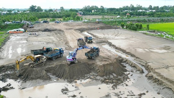 Regarding the Bien Hoa- Vung Tau expressway, after two weeks of starting works, the working ambiance was very bustling at the third component’s starting point in My Xuan Ward, Phu My Town, Ba Ria – Vung Tau Province. Along with the measurement works, many bulldozers, excavators and trucks were mobilized at the site serving for the works. Regarding the Bien Hoa- Vung Tau expressway, after two weeks of starting works, the working ambiance was very bustling at the third component’s starting point in My Xuan Ward, Phu My Town, Ba Ria – Vung Tau Province. Along with the measurement works, many bulldozers, excavators and trucks were mobilized at the site serving for the works.