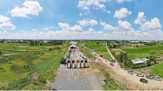 The Ring Road No.3 in Ho Chi Minh City through Long An Province has a length of 6.84 kilometers with its starting point at the border of Ho Chi Minh City – Long An Province and its ending point at the intersection between Ben Luc – Long Thanh Expressway and Ho Chi Minh City – Trung Luong Expressway. The project started work on the morning of June 30. The Ring Road No.3 in Ho Chi Minh City through Long An Province has a length of 6.84 kilometers with its starting point at the border of Ho Chi Minh City – Long An Province and its ending point at the intersection between Ben Luc – Long Thanh Expressway and Ho Chi Minh City – Trung Luong Expressway. The project started work on the morning of June 30.