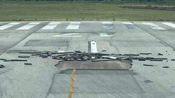 Many cracks are seen in runway of Vinh Airport. Many cracks are seen in runway of Vinh Airport.